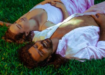 Manola se une a Rodrigo Auad no divertido clipe de “Deixa”