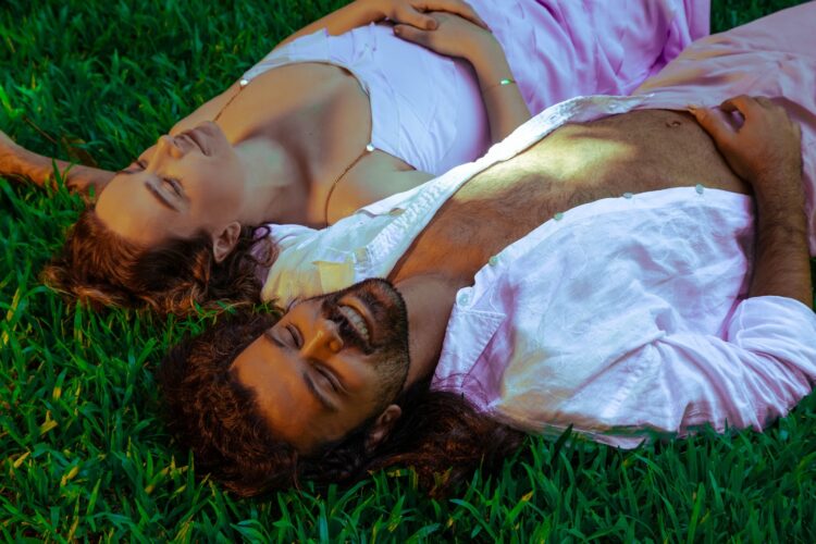 Manola se une a Rodrigo Auad no divertido clipe de “Deixa”