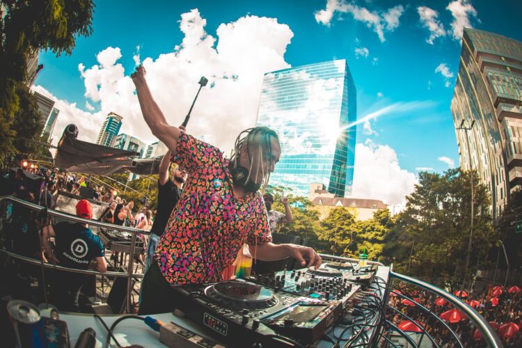 Bloco Dre Tarde aquece Carnaval de rua com música eletrônica em São Paulo
