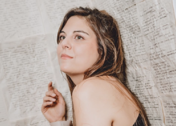 Cantora argentina Belu Giorda busca conexão com o público no novo single “Cómo Volver” 