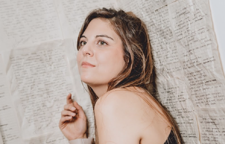 Cantora argentina Belu Giorda busca conexão com o público no novo single “Cómo Volver” 