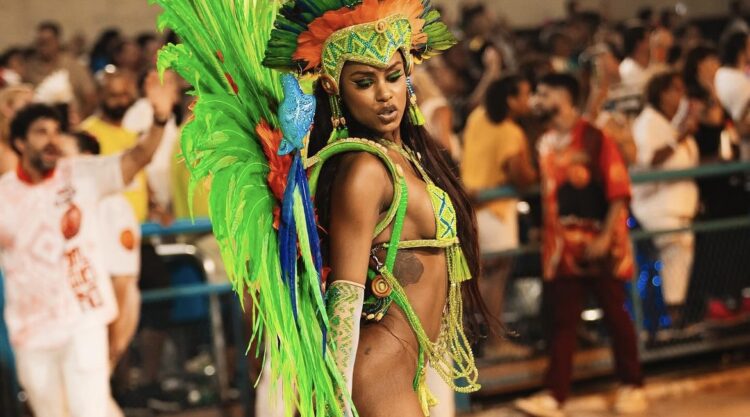 Representando o povo Yanomami, Rebecca brilha em desfile da Salgueiro e mostra otimismo com o resultado