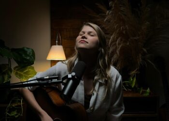 Vicka lança versão acústica de “Romântica Demais” após sucesso e indicação ao Prêmio Multishow