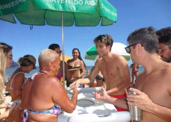 Lucas Pretti surpreende os cariocas com picolés personalizados na praia de São Conrado