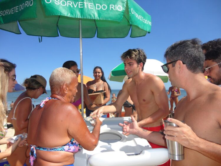 Lucas Pretti surpreende os cariocas com picolés personalizados na praia de São Conrado