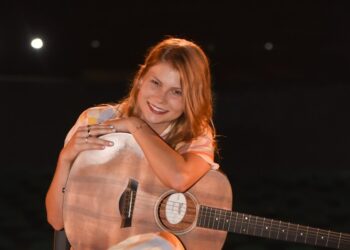 Vicka celebra aniversário com nova versão do álbum “Concreto” e  faixa inédita