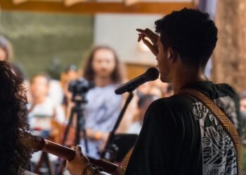 Com ingressos esgotados, Zambonii encanta público com show autoral em São Paulo