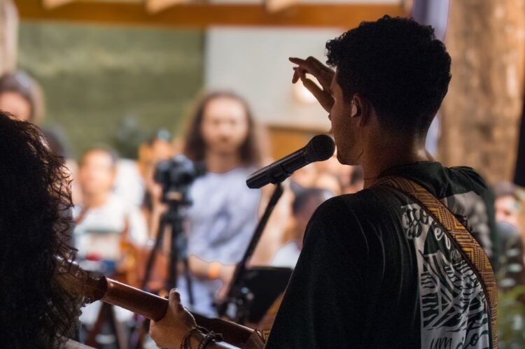 Com ingressos esgotados, Zambonii encanta público com show autoral em São Paulo