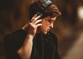 Cantor Tibi comemora sucesso de “Ponto de Equilíbrio”, single em parceria com a banda Onze20