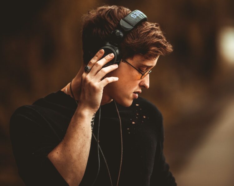 Cantor Tibi comemora sucesso de “Ponto de Equilíbrio”, single em parceria com a banda Onze20