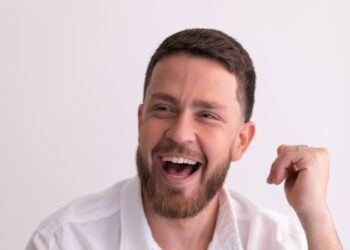 Gabriel Gimenes assina com selo de ex-guitarrista do Ponto de Equilíbrio e lança nova música