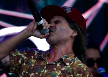 Com influências de reggae e world music, Rafyah celebra a memória em “Tantas Vezes”