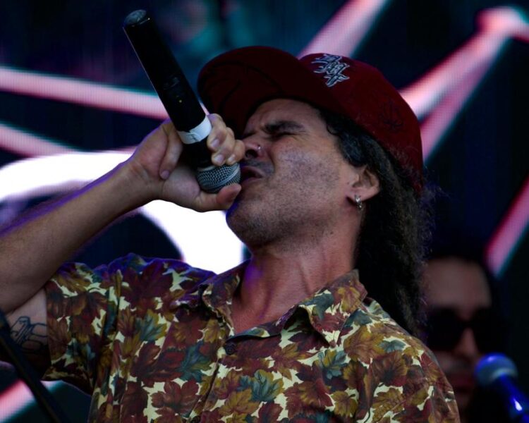 Com influências de reggae e world music, Rafyah celebra a memória em “Tantas Vezes”