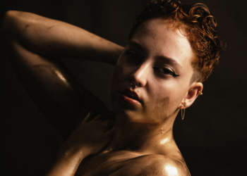 Ally Dyla comemora estreia do single “Leoa da Madrugada”