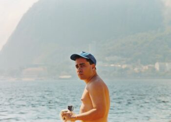 ALV explora a atmosfera carioca no ensolarado EP “AR” com faixas tranquilas e melodias cativantes