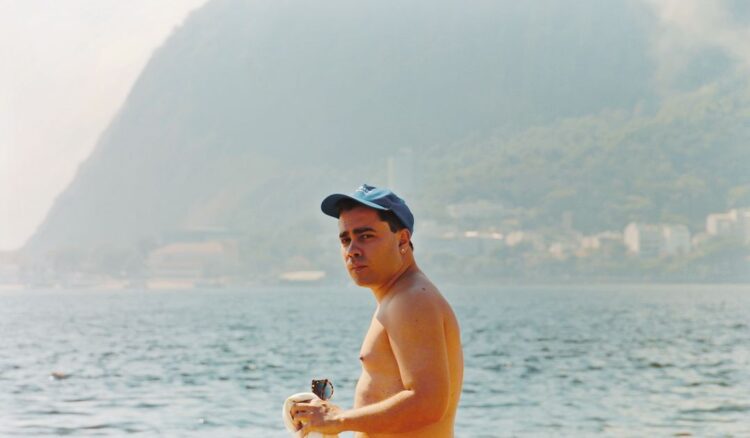 ALV explora a atmosfera carioca no ensolarado EP “AR” com faixas tranquilas e melodias cativantes