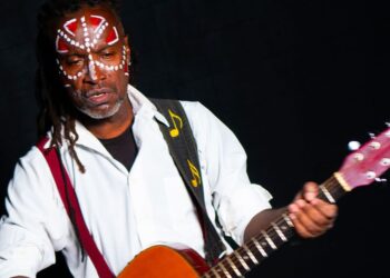 Valnei Ainê lança “A Letra Perfeita” em parceria com Os Paralamas do Sucesso