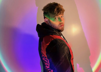 Izack Under expressa felicidade com feedback positivo de “Mistake”