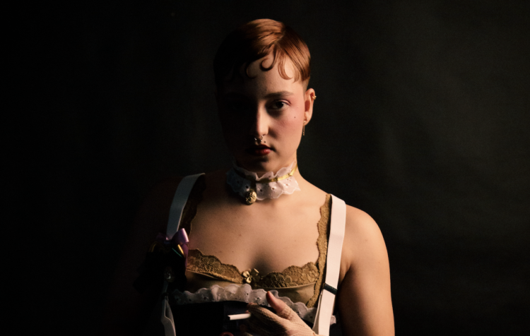 Ally Dyla incentiva a união feminina no novo single “Mulher de Verdade”