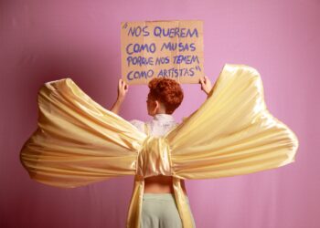 Ally Dyla reforça a pureza e resiliência de um amor lésbico no novo single “Amor a Duas”