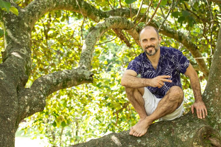 Com vibe alto astral, Gu Andersen lança o single “Quando A Gente Sente”