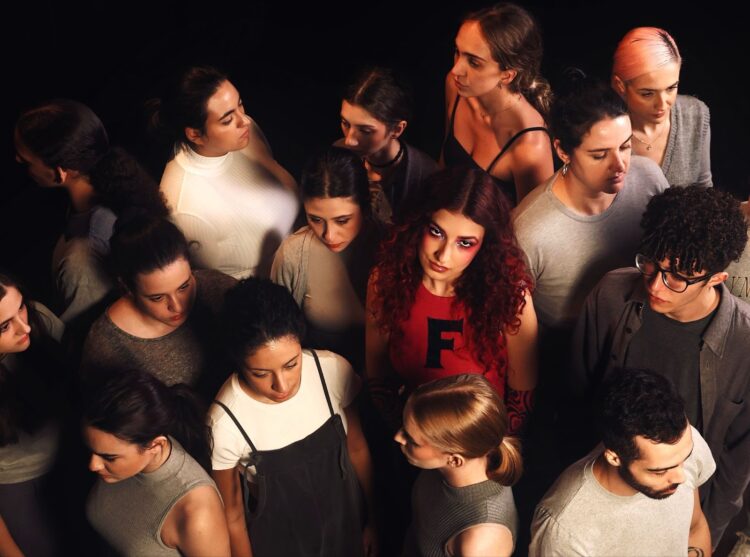 Femingos apresenta sociedade cinza e sem sonhos em “MANIA DE GRANDEZA”