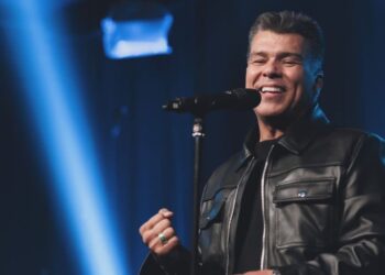 Maurício Mattar comemora 60 anos de vida e três décadas de carreira como cantor e compositor relançando o sucesso “A Viagem”