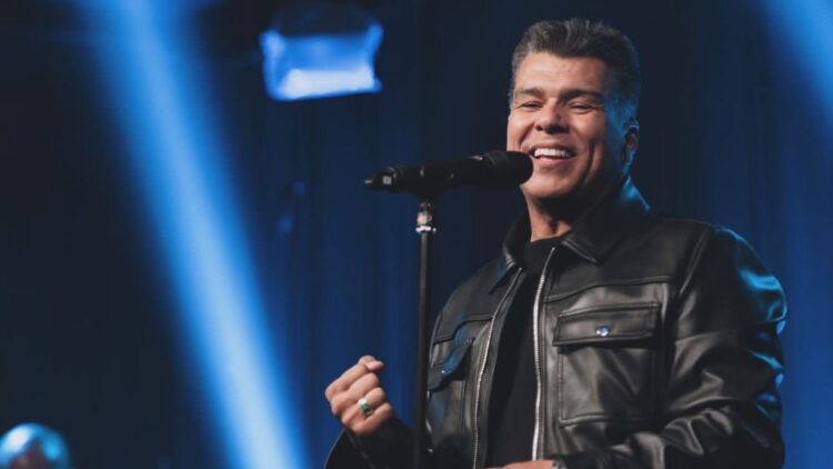 Maurício Mattar comemora 60 anos de vida e três décadas de carreira como cantor e compositor relançando o sucesso “A Viagem”