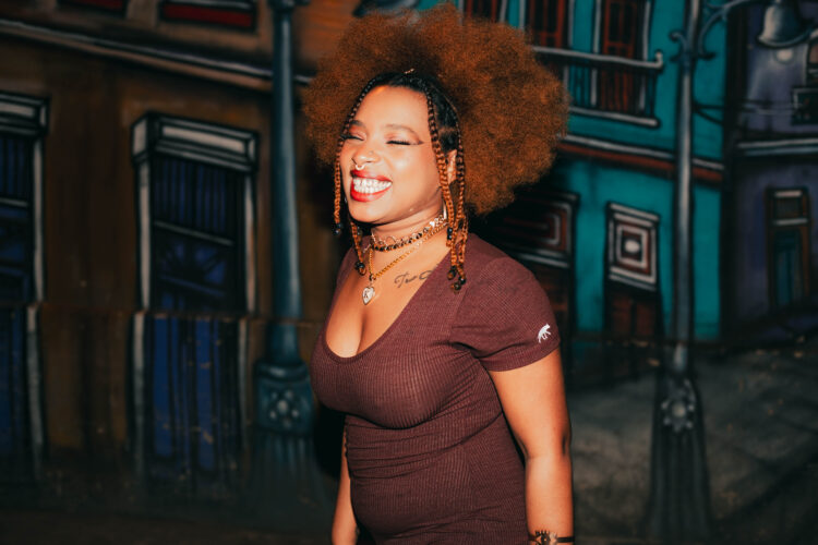 KING Saints aborda relações inter-raciais em clipe de “SE PREPARA MONA”