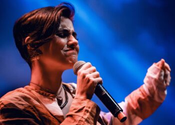 Cantora Madhá brilha com novos shows e se destaca como aposta da música carioca