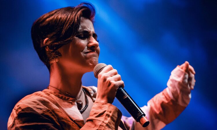Cantora Madhá brilha com novos shows e se destaca como aposta da música carioca