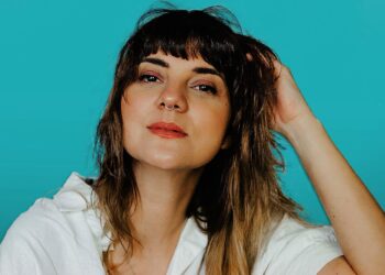 JØY Brandt reflete sobre a “normalização da correria” em “A Calma Acalma”