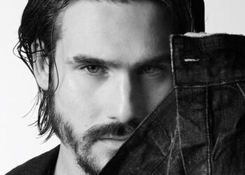 Nicolas Prattes posa para campanha da Ellus!