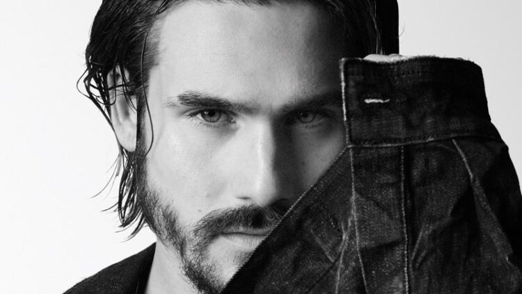 Nicolas Prattes posa para campanha da Ellus!