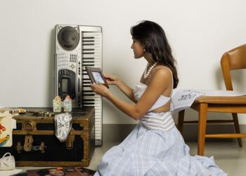 Sophia Stedile revela “Tem Muito Ainda”, canção sobre amor eterno que transcende a distância