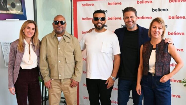 Believe assina contrato de exclusividade com o selo de música urbana Sonar Music em cerimônia em Paris