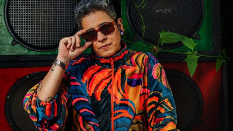 Em “Botânica”, Karola Nunes reflete sobre a conexão entre a natureza e a mágica do presente