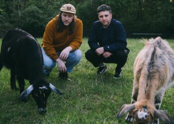O duo alternativo Foreign Air compartilha o novo single “Awkward Bones”