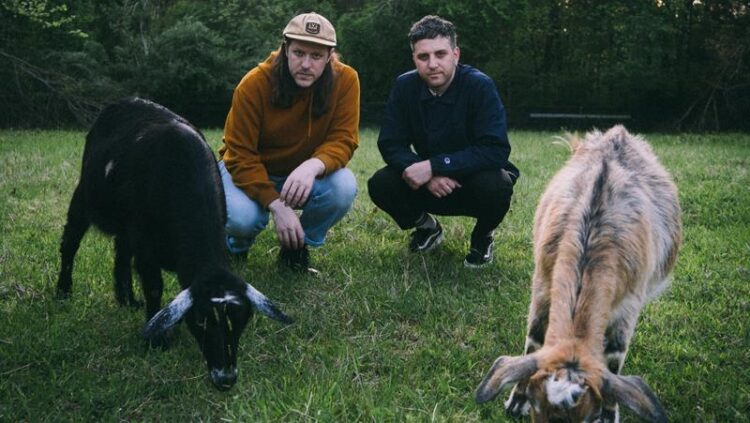 O duo alternativo Foreign Air compartilha o novo single “Awkward Bones”