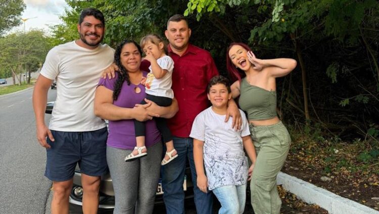 Após incêndio, Mirela Janis e Yugnir presenteiam motorista de aplicativo com carro avaliado em mais de 50 mil reais