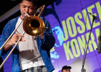 Josiel Konrad agita o palco do “Futuros”, no Flamengo