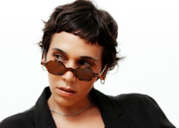 Com produção dos vencedores do Grammy, Georgia desafia o patriarcado em “Toca”