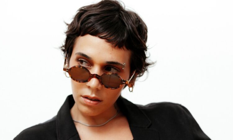 Com produção dos vencedores do Grammy, Georgia desafia o patriarcado em “Toca”