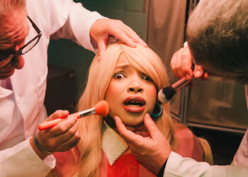 Com críticas ácidas, KING Saints apresenta a força do lado B do pop em “Se Eu Fosse Uma Garota Branca”