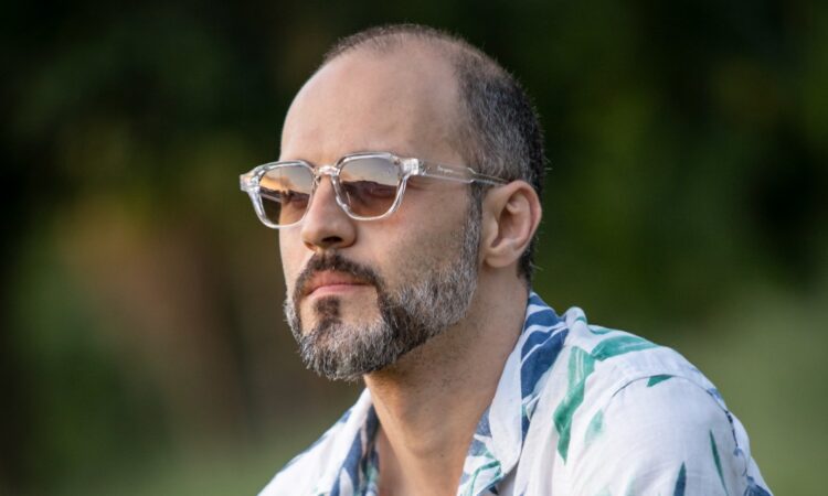 Gu Andersen lança mensagem de paz e harmonia com “As Minhas Armas São Flores”