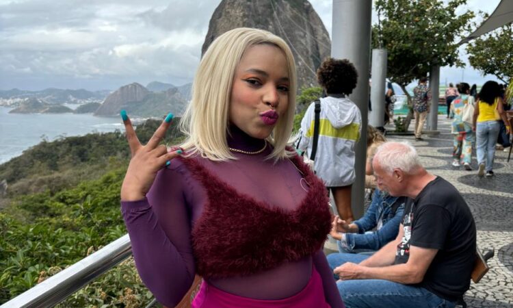 KING Saints, compositora indicada ao Latin Grammy, gera debate ao se apresentar com ‘whiteface’