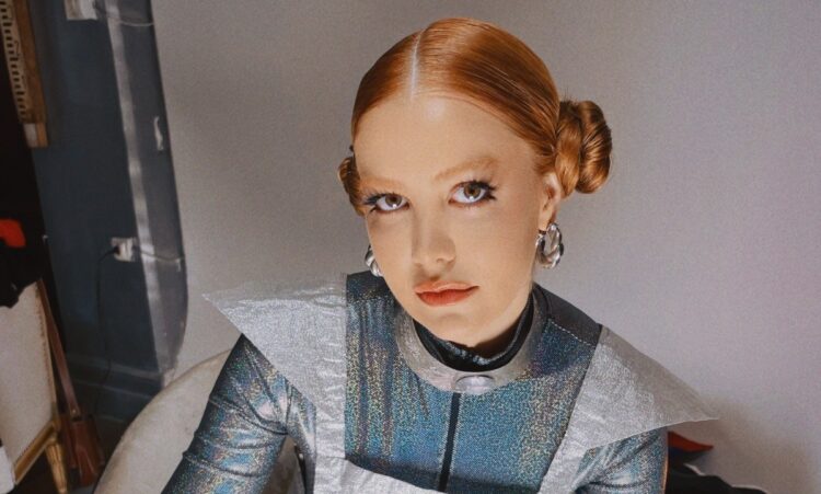 Com apoio da Lei Paulo Gustavo, Sofia Gayoso explora “Universo Paralelo” com novo single