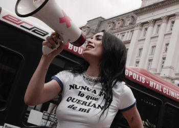 Lali reflete sobre a liberdade de ser fiel a si mesma em seu novo single “No Me Importa” 