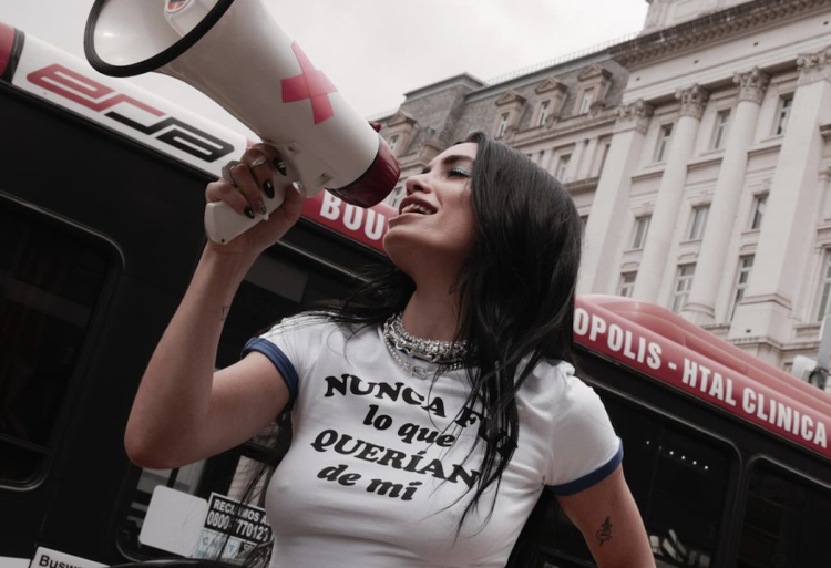 Lali reflete sobre a liberdade de ser fiel a si mesma em seu novo single “No Me Importa” 