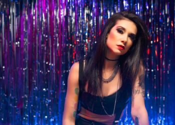 Música de abertura da série ‘Queen Lear’ ganha interpretação da atriz e cantora Giul Abreu